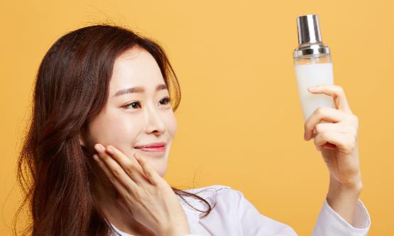 保湿爽肤水的使用误区 保湿爽肤水最能充分发挥功效的用法-很美的