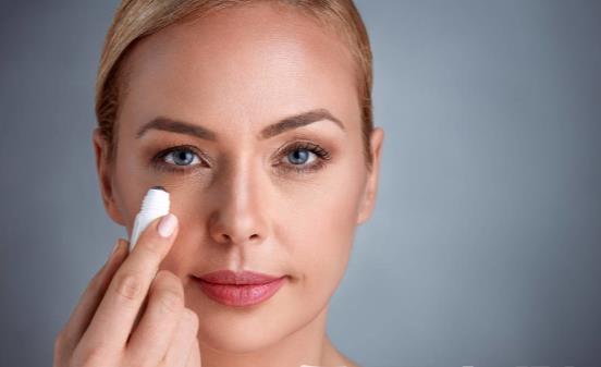 如何快速去掉黑眼圈 保持充足睡眠辅助饮食保健效果最佳-很美的