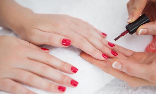 女性常涂指甲油的五大危害 避免指甲油危害的方法-很美的