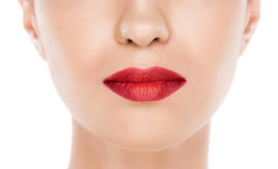 秋冬季节护唇小妙招 正确选择润唇膏轻松脱掉小干屑-很美的