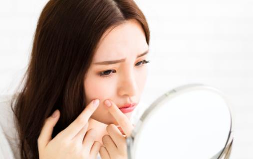 脸上痘痘可不可以挤 长痘痘与皮肤代谢不畅有关-很美的
