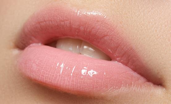 春季护唇小妙招 让你的嘴唇摆脱干燥唇色可人更滋润-很美的