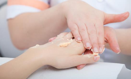 MM们包包里需常备一只护手霜 用对护手霜让双手美白又淡斑-很美的