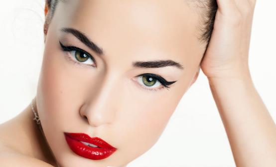 教你使用液体眼线的小技巧 液体眼线笔可以用多久-很美的