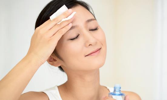 办公室内的肌肤杀手有哪些 办公室OL日常护肤技巧-很美的