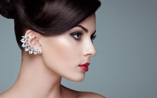 打耳洞不会流血 耳洞真会长生不死-很美的