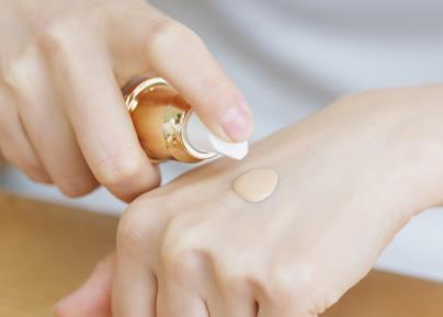 粉底太干 这些方法拯救干粉底-很美的