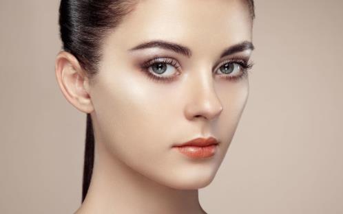 让你变身大眼萌妹纸的眼妆秘诀 不能只在眼睛上做文章-很美的