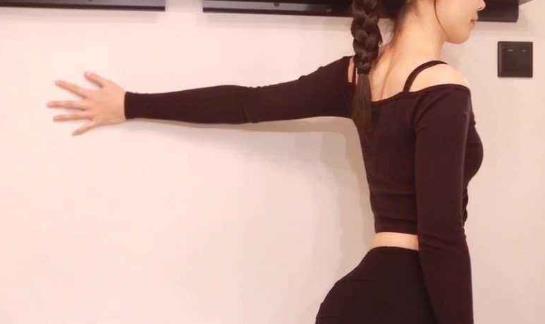 驼背怎么办？教你如何矫正驼背-很美的