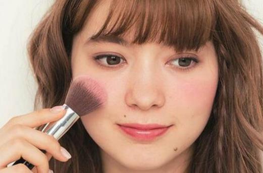 腮红能当眼影有害吗 化妆为什么要涂腮红-很美的