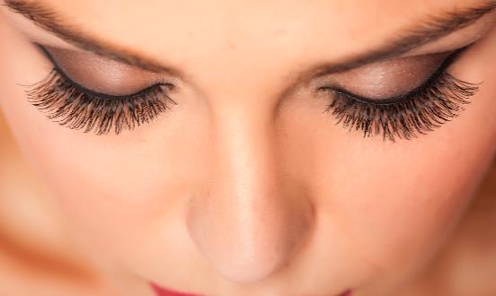 选对假睫毛打造迷人亮眼 究竟怎样正确配戴假睫毛呢-很美的