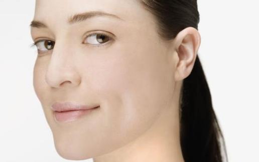 想醉倒在酒窝里 甜甜的酒窝可以后天形成哦