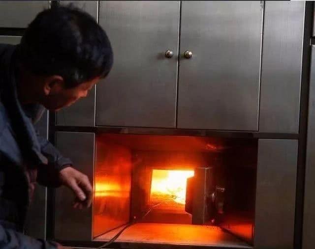 人火化时为什么不能看