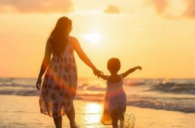 一句话简单的晒娃句子-很美的