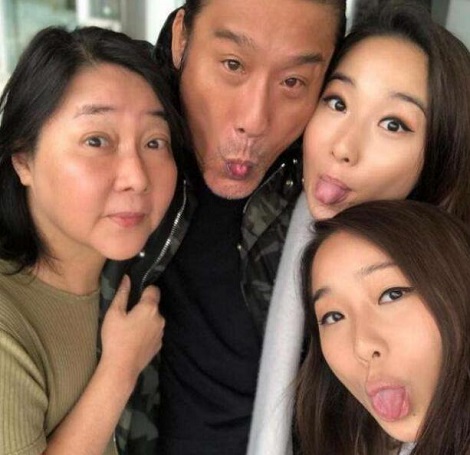 一路成年梁家辉老婆是谁照片曝光 双胞胎姐妹继承妈妈颜值