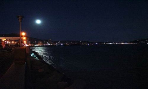 我问我自己活着是为什么是什么歌,谁的心在午夜漂泊唱出心酸