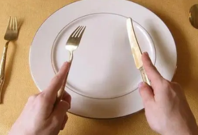 刀叉的正确拿法左右手